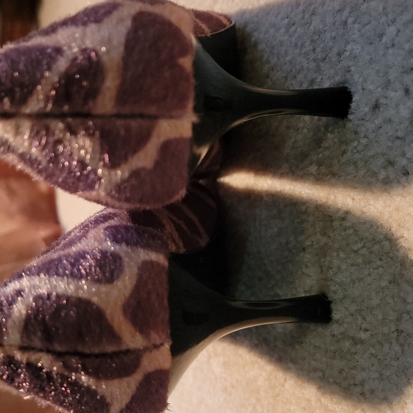 Giraffe patterned pumps. Super cute! - Picture 4 of 4